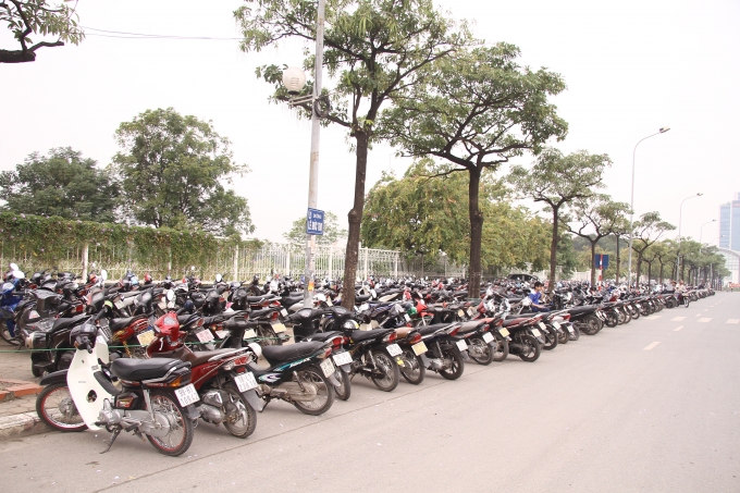 Một số b&atilde;i xe tự ph&aacute;t phục vụ người h&acirc;m mộ cũng được mọc l&ecirc;n ngay tr&ecirc;n vỉa h&egrave; v&agrave; lề đường LĐT.