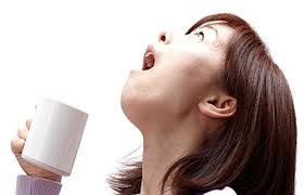 S&uacute;c miệng bằng nước muối sai c&aacute;ch dẫn đến tổn hại về sức khỏe (ảnh internet).