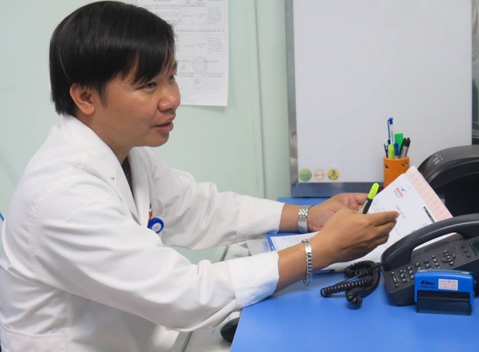&nbsp;Ths.BS Nguyễn Danh Đức &ndash; chuy&ecirc;n khoa truyền nhiễm (Bệnh viện đa khoa Medlatec) đang tư vấn cho bệnh nh&acirc;n.