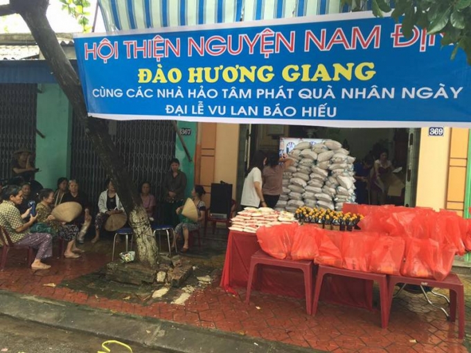 Chị Giang ph&aacute;t t&acirc;m nh&acirc;n ng&agrave;y lễ Vu Lan. Ảnh NVCC.