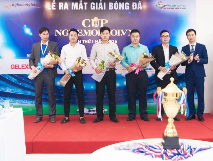 &Ocirc;ng L&ecirc; Xu&acirc;n Nga &ndash; Trưởng Ban tổ chức giải b&oacute;ng đ&aacute; CUP nghemoigioi.vn tặng hoa cho c&aacute;c nh&agrave; t&agrave;i trợ của chương tr&igrave;nh.