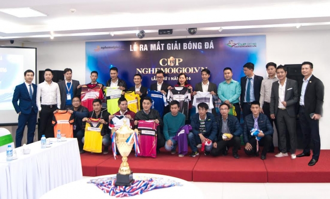 BTC trao &aacute;o đấu cho 17 đội b&oacute;ng tham dự m&ugrave;a giải năm nay.