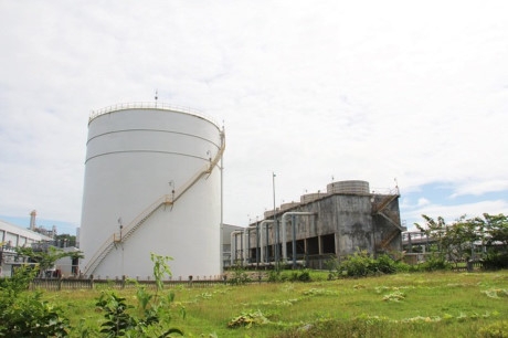 Nh&agrave; m&aacute;y ngh&igrave;n tỷ bỏ hoang&nbsp;ở Dung Quất: Theo Vietnamnet, tổng số tiền đổ v&agrave;o Nh&agrave; m&aacute;y nhi&ecirc;n liệu sinh học ethanol lớn nhất Đ&ocirc;ng Nam &Aacute; ở Dung Quất (Quảng Ng&atilde;i) l&ecirc;n tới gần 2.000 tỷ đồng, chưa kể 1.000 tỷ vay ng&acirc;n h&agrave;ng c&oacute; nguy cơ th&agrave;nh nợ kh&oacute; đ&ograve;i. Thế nhưng, nh&agrave; m&aacute;y đ&atilde; đ&oacute;ng cửa từ 18 th&aacute;ng nay, h&agrave;ng năm tốn th&ecirc;m khoản tiền tỷ để bảo dưỡng. Ảnh: Vietnamnet.