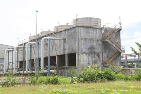 Nh&agrave; m&aacute;y n&agrave;y l&agrave; một trong 3 dự &aacute;n nhi&ecirc;n liệu sinh học ti&ecirc;u tốn h&agrave;ng ng&agrave;n tỷ nhưng kh&ocirc;ng ph&aacute;t huy hiệu quả. Theo kết luận thanh tra của Thanh tra Ch&iacute;nh phủ (TTCP) mới đ&acirc;y, số tiền bỏ ra cho dự &aacute;n ở Dung Quất hơn 2.100 tỷ đồng, vượt tổng mức đầu tư được duyệt h&agrave;ng trăm tỷ. Ảnh: Vietnamnet.