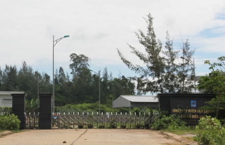 Theo kết luận thanh tra của TTCP, qu&aacute; tr&igrave;nh triển khai dự &aacute;n n&agrave;y đ&atilde; xảy ra h&agrave;ng loạt sai phạm, từ việc khảo s&aacute;t chọn địa điểm, đến chọn nh&agrave; thầu thiếu kinh nghiệm,&hellip; g&acirc;y l&atilde;ng ph&iacute; h&agrave;ng trăm tỷ. Những hạng mục ti&ecirc;u tốn nhiều tiền của để đầu tư x&acirc;y dựng nhưng kh&ocirc;ng mang lại hiệu quả. Hiện lối v&agrave;o&nbsp;nh&agrave; m&aacute;y ngh&igrave;n tỷ&nbsp;đ&oacute;ng im ỉm, cỏ mọc xanh. Ảnh: Vietnamnet.