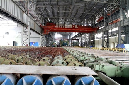 Nh&agrave; m&aacute;y ch&iacute;nh thức vận h&agrave;nh từ th&aacute;ng 4/2007 đến 10/2009 th&igrave; &ldquo;chết l&acirc;m s&agrave;ng&rdquo; cho đến nay. Trong khu vực nh&agrave; m&aacute;y rộng h&agrave;ng chục hecta, cỏ lau mọc khắp nơi cao hơn đầu người, tất cả đ&atilde; xuống cấp, hoang t&agrave;n v&agrave; kh&ocirc;ng một b&oacute;ng d&aacute;ng c&ocirc;ng nh&acirc;n. To&agrave;n bộ gi&agrave;n m&aacute;y m&oacute;c, thiết bị trong xưởng rộng m&ecirc;nh m&ocirc;ng cũng dừng hoạt động từ l&acirc;u, bị phủ bụi v&agrave; bị bỏ hoang từ gần 7 năm qua. Ảnh: Lao động.