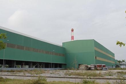 Nh&agrave; m&aacute;y th&eacute;p 3 ngh&igrave;n tỷ của Vinashin bỏ hoang 5 năm ở Quảng Ninh: Nh&agrave; m&aacute;y c&aacute;n n&oacute;ng th&eacute;p tấm khổ rộng đầu ti&ecirc;n v&agrave; lớn nhất Việt Nam với c&ocirc;ng suất 500 ngh&igrave;n tấn/năm, được đầu tư gần 3.000 tỷ đồng, hoạt động một lần rồi bỏ hoang nhiều năm. Ảnh: Lao động.