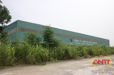 Nh&agrave; m&aacute;y c&aacute;n n&oacute;ng th&eacute;p tấm C&aacute;i L&acirc;n (TP Hạ Long, Quảng Ninh) được Tập đo&agrave;n Vinashin x&acirc;y dựng từ năm 2003 tr&ecirc;n diện t&iacute;ch 15 ha, tổng mức đầu tư khoảng 2.900 tỷ đồng. Nh&agrave; m&aacute;y c&oacute; c&ocirc;ng suất 500 ngh&igrave;n tấn/năm, bằng d&acirc;y chuyền c&ocirc;ng nghệ của Đức, do c&aacute;c c&aacute;n bộ, kỹ sư trong nước lắp đặt v&agrave; vận h&agrave;nh. Ảnh: ANTT.