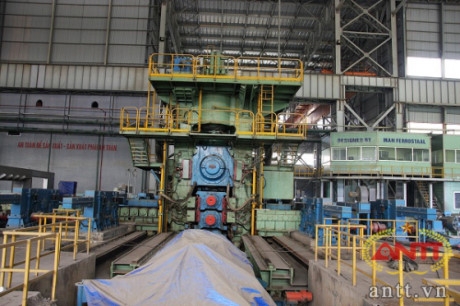 Th&aacute;ng 1/2010, nh&agrave; m&aacute;y chạy thử, cho ra mẻ th&eacute;p tấm đầu ti&ecirc;n đạt y&ecirc;u cầu, tuy nhi&ecirc;n sau đ&oacute; bị bỏ hoang v&igrave; vướng đại &aacute;n Vinashin. Sau đại &aacute;n Vinashin bị phanh phui, nh&agrave; m&aacute;y n&agrave;y đ&atilde; kh&ocirc;ng c&ograve;n cơ hội để sản xuất v&agrave; cho ra những tấm th&eacute;p phục vụ ng&agrave;nh đ&oacute;ng t&agrave;u. Ảnh: ANTT.