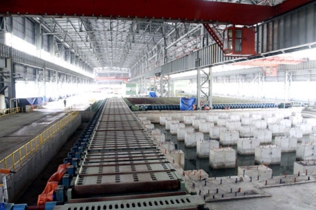 Sau 5 năm bỏ hoang, nhiều thiết bị m&aacute;y m&oacute;c đ&atilde; bị hoen gỉ. To&agrave;n bộ gi&agrave;n m&aacute;y c&aacute;c loại trong nh&agrave; xưởng rộng m&ecirc;nh m&ocirc;ng bị phủ bụi v&agrave; hoen gỉ. H&agrave;ng trăm tấn ph&ocirc;i th&eacute;p được nhập khẩu từ nước ngo&agrave;i từ nhiều năm trước kh&ocirc;ng được sử dụng. Ảnh: Lao động.