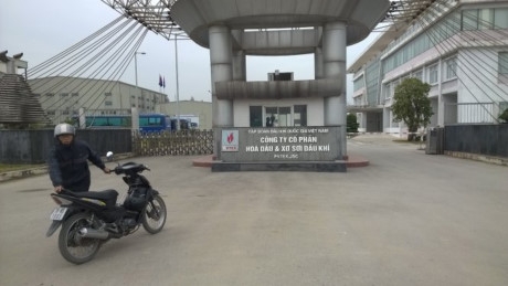 Theo Tuổi Trẻ, nh&agrave; m&aacute;y PVTex do PVN nắm giữ tr&ecirc;n 75% vốn cổ phần, tổng vốn đầu tư gần 7.000 tỉ đồng, dự định d&ugrave;ng nguy&ecirc;n liệu từ Nh&agrave; m&aacute;y lọc dầu Dung Quất để chế biến th&agrave;nh xơ sợi nhằm gi&uacute;p VN tự chủ một phần nguy&ecirc;n liệu dệt may. Nhưng ngay khi vận h&agrave;nh v&agrave;o th&aacute;ng 5/2014, nh&agrave; m&aacute;y n&agrave;y li&ecirc;n tục đối mặt với việc kh&ocirc;ng b&aacute;n được h&agrave;ng, tạm dừng nh&agrave; m&aacute;y... Ảnh: Tuổi Trẻ.