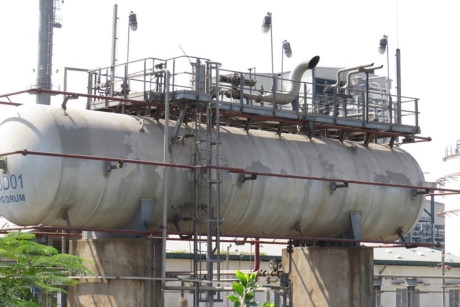 Năm 2015, PVTex lỗ 1.255 tỷ đồng, &acirc;m vốn chủ sở hữu 504 tỷ đồng. Trước đ&oacute; trong năm 2014, doanh thu của nh&agrave; m&aacute;y n&agrave;y cũng chỉ đạt 992 tỷ đồng, lỗ 1.085 tỷ đồng. T&iacute;nh đến cuối năm 2015, c&ocirc;ng ty c&oacute; vốn điều lệ 2.165 tỷ đồng. Nh&agrave; m&aacute;y hiện v&ocirc; c&ugrave;ng vắng vẻ, ảm đạm do phải hoạt động cầm chừng v&igrave; thua lỗ. Ảnh: Hải Ninh.