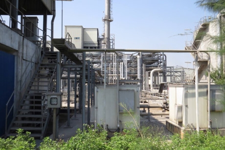 Nh&agrave; m&aacute;y PVTex hiện nay v&ocirc; c&ugrave;ng ảm đạm. Khu&ocirc;n vi&ecirc;n nh&agrave; m&aacute;y rộng lớn đến 15ha &iacute;t b&oacute;ng người, thi thoảng c&oacute; v&agrave;i b&oacute;ng c&ocirc;ng nh&acirc;n đi qua, đi lại. Tiếng động cơ, tiếng m&aacute;y nổ kh&ocirc;ng c&ograve;n vang vọng như xưa. C&aacute;c d&acirc;y chuyền của nh&agrave; m&aacute;y được qu&acirc;y k&iacute;n. L&atilde;nh đạo nh&agrave; m&aacute;y hiện nay vẫn phải gồng m&igrave;nh để t&igrave;m kiếm một hướng đi mới, với hi vọng vực lại nh&agrave; m&aacute;y. Ảnh: Hải Ninh.