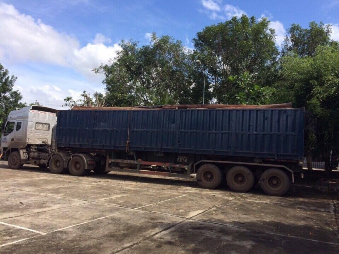 Xe &ocirc;t&ocirc; đầu k&eacute;o chở gỗ bị tạm giữ tại C&ocirc;ng an huyện Cư Jut.