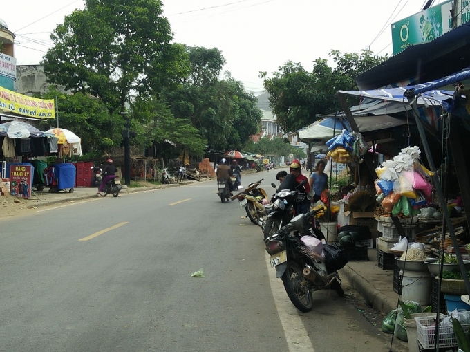 Người d&acirc;n ngang nhi&ecirc;n bu&ocirc;n b&aacute;n, họp chợ, dựng xe ngay tr&ecirc;n đường quốc lộ 14.