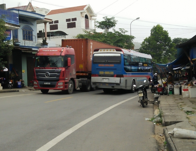 Mỗi khi xe qua lại ở đ&acirc;y rất kh&oacute; khăn v&agrave; tiềm ẩn nhiều nguy cơ tai nạn giao th&ocirc;ng.