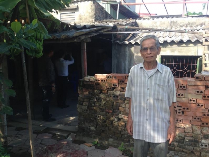 &Ocirc;ng Trịnh Văn Kh&iacute;ch đứng tr&ecirc;n mảnh đất của m&igrave;nh.