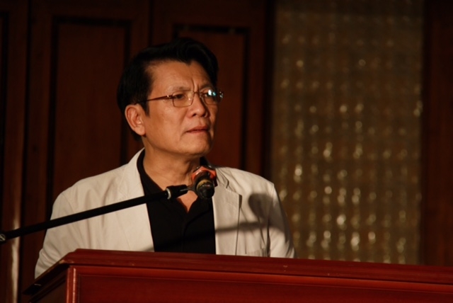 NSND Nguyễn Quang Vinh thay mặt Hội đồng Gi&aacute;m khảo tổng kết cuộc thi.