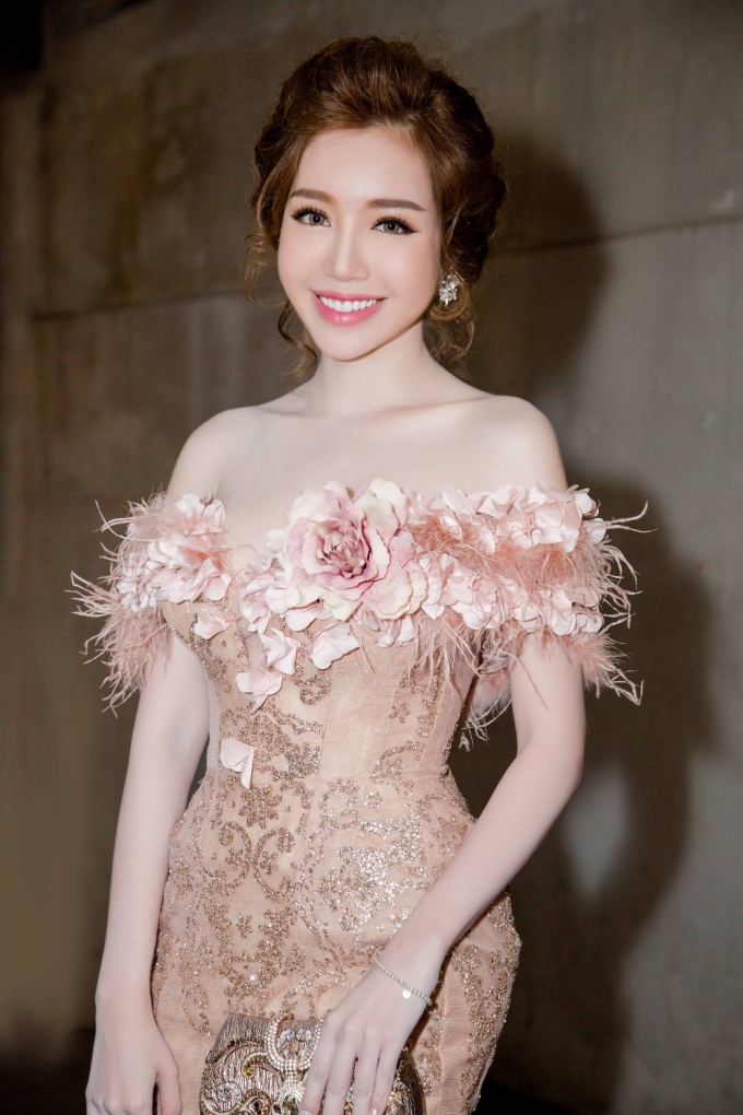 Khỏi cần b&agrave;n c&atilde;i, Elly Trần xứng đ&aacute;ng đạt chuẩn &ldquo;đẹp kh&ocirc;ng t&igrave; vết&rdquo;