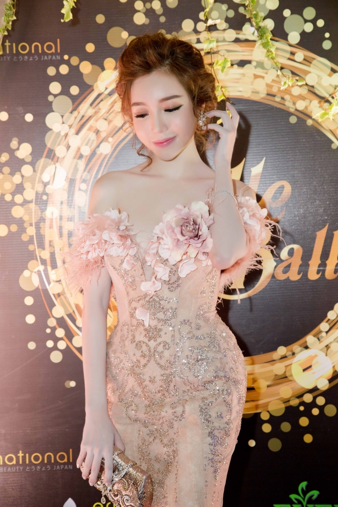 Khỏi cần b&agrave;n c&atilde;i, Elly Trần xứng đ&aacute;ng đạt chuẩn &ldquo;đẹp kh&ocirc;ng t&igrave; vết&rdquo;