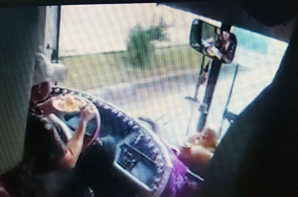 H&igrave;nh ảnh t&agrave;i xế ở L&acirc;m Đồng vừa l&aacute;i xe vừa bưng t&ocirc; m&igrave; ăn. (Ảnh cắt từ clip).