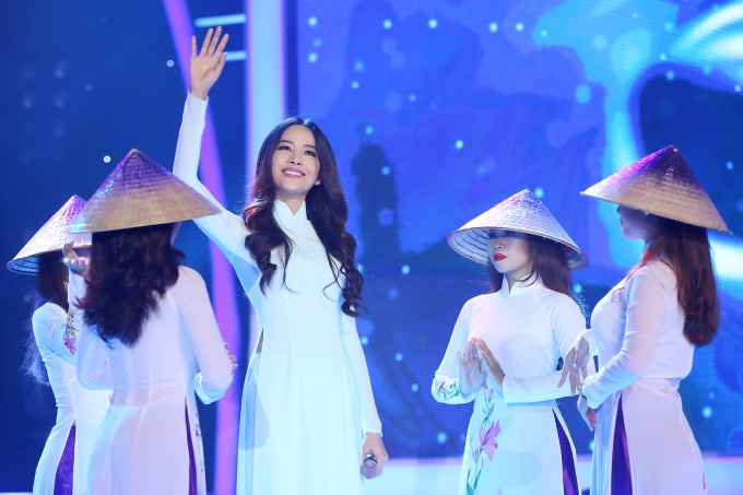 Nam Em g&acirc;y ấn tượng khi mặc &aacute;o d&agrave;i nữ sinh h&aacute;t &ldquo;Ng&agrave;y xưa Ho&agrave;ng Thị&rdquo;