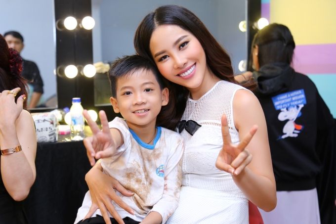 Nam Em g&acirc;y ấn tượng khi mặc &aacute;o d&agrave;i nữ sinh h&aacute;t &ldquo;Ng&agrave;y xưa Ho&agrave;ng Thị&rdquo;