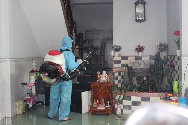 C&aacute;n bộ y tế phun thuốc diệt muỗi tại nh&agrave; d&acirc;n ở phường An B&igrave;nh, TP Bi&ecirc;n H&ograve;a, Đồng Nai. Ảnh:&nbsp;Ngọc An.