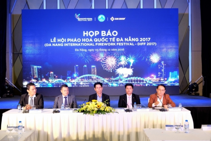 Ban tổ chức họp b&aacute;o c&ocirc;ng bố th&ocirc;ng tin về lễ hội ph&aacute;o hoa năm 2017. Ảnh: B&aacute;o Giao Th&ocirc;ng.