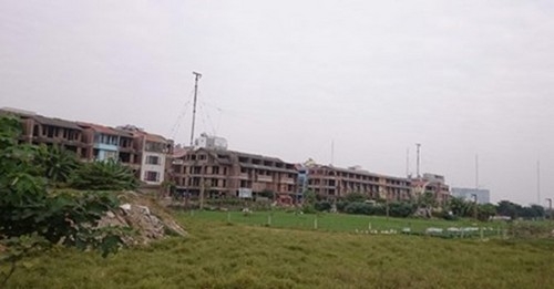 Dự &aacute;n khu nh&agrave; ở Tổng cục V hoang vắng, cỏ mọc um t&ugrave;m v&igrave; hạ tầng chưa đồng bộ.