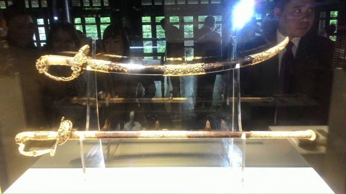 Kiếm được coi l&agrave; trọng kh&iacute; của quốc gia, l&agrave; vật bảo chứng cho sự hiện diện v&agrave; x&aacute;c nhận &yacute; ch&iacute;, mệnh lệnh của ho&agrave;ng đế.