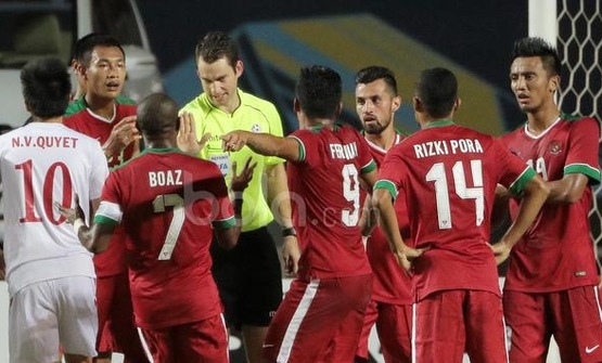 Tổ trọng t&agrave;i bắt trận Indonesia vs Việt Nam bị chỉ tr&iacute;ch.