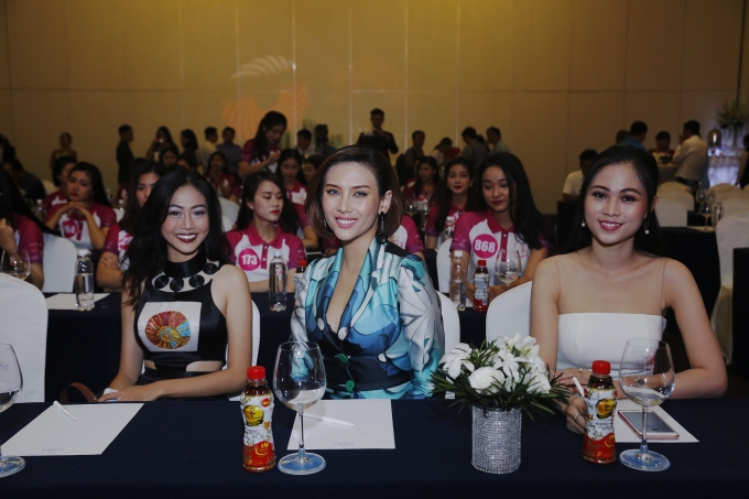 Si&ecirc;u mẫu V&otilde; Ho&agrave;ng Yến (giữa) v&agrave; Hoa kh&ocirc;i VMU 2014 Ho&agrave;ng Thị Phương Thảo (b&igrave;a phải) g&oacute;p mặt trong buổi họp b&aacute;o.