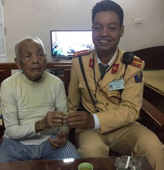 Thượng u&yacute; Trần Mạnh Quyết đ&atilde; gi&uacute;p đỡ tận t&igrave;nh cụ &ocirc;ng 90 tuổi đi lạc t&igrave;m về nh&agrave;.