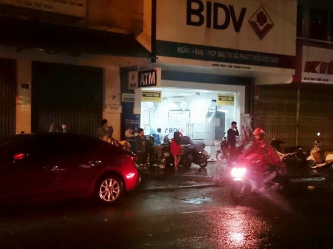 Nhiều người d&acirc;n vẫn tiếp tục ở b&ecirc;n ngo&agrave;i theo d&otilde;i diễn biến vụ &aacute;n. (Ảnh: Đăng Hậu)