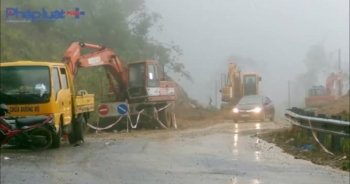 Khánh Hòa: Xe cơ giới túc trực tại các điểm sạt lở trên đèo Khánh Lê