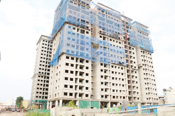 Cả người d&acirc;n lẫn DN đều đang chờ đợi nguồn vốn vay ưu đ&atilde;i của Nh&agrave; nước cho nh&agrave; ở x&atilde; hội. Ảnh minh họa: H.A.