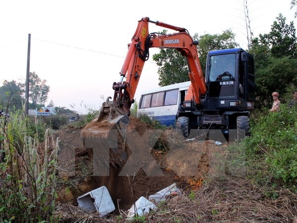 Lực lượng chức năng tiến h&agrave;nh ti&ecirc;u hủy 2,8 tấn thực phẩm nhập lậu kh&ocirc;ng r&otilde; nguồn gốc. Ảnh: Nguyễn Ho&agrave;ng/TTXVN