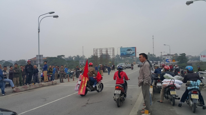 S&aacute;ng ng&agrave;y 5/12, người d&acirc;n tiếp tục dừng đỗ xe ở đầu cầu Bến Thủy 1 để phản đối việc thu ph&iacute;.