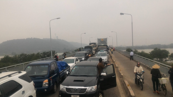 Trước đ&oacute; trong hai ng&agrave;y 3 v&agrave; 4 / 12 người d&acirc;n đ&atilde; tập trung tại cầu Bến Thủy 1 để phản đối việc thu ph&iacute;.