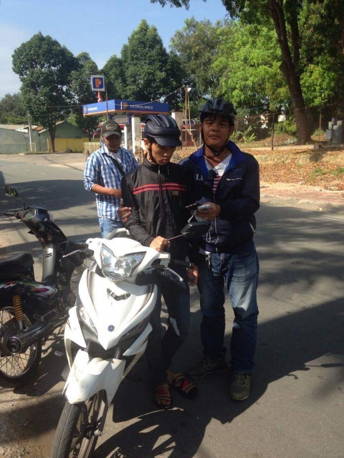 Nghi can T&uacute; l&uacute;c bị nh&oacute;m hiệp sĩ bắt quả tang.