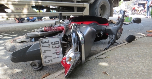 Xe tải ôm cua tông xe máy, cô gái trẻ chết thảm