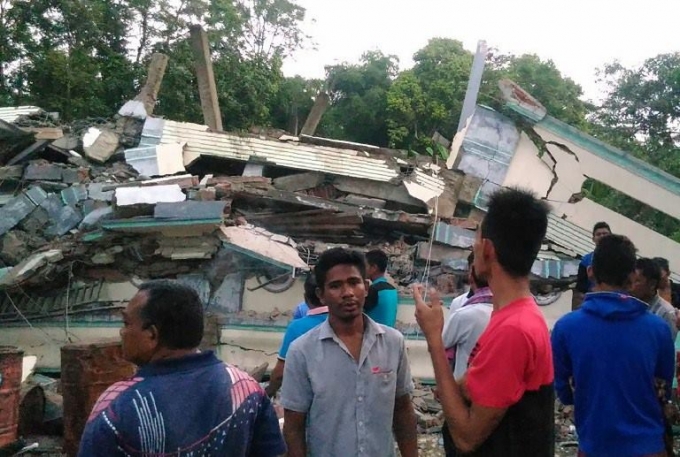 &ldquo;H&agrave;ng trăm người bị thương, bệnh viện địa phương hiện đang qu&aacute; tải&rdquo;, &ocirc;ng Puteh Manaf, người đứng đầu Cơ quan ứng ph&oacute; thi&ecirc;n tai địa phương n&oacute;i với AFP. (Ảnh:&nbsp;CNA)