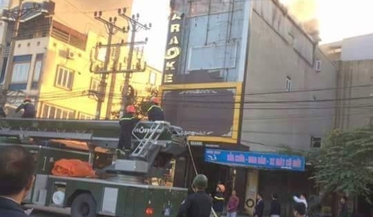 Cháy quán karaoke ở TP Bắc Ninh khiến quốc lộ 1A ùn tắc hơn 10km