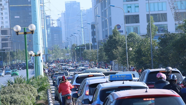 Theo Sở GTVT H&agrave; Nội,&nbsp;xe bu&yacute;t nhanh (BRT) tuyến Kim M&atilde; - Y&ecirc;n Nghĩa sẽ ch&iacute;nh thức đi v&agrave;o hoạt động từ 15/12&nbsp;với tần suất 5 ph&uacute;t/lượt xe. Tổng chiều d&agrave;i to&agrave;n tuyến l&agrave; 14km, dự kiến xe đi trong khoảng 40 - 45 ph&uacute;t. Tuy nhi&ecirc;n, theo ghi nhận của ph&oacute;ng vi&ecirc;n D&acirc;n tr&iacute;, lộ tr&igrave;nh của xe bu&yacute;t c&oacute; nhiều đoạn thường xuy&ecirc;n trong t&igrave;nh trạng &ugrave;n ứ, nhất l&agrave; v&agrave;o giờ cao điểm. Trong ảnh l&agrave; đường Tố Hữu, nằm trong lộ tr&igrave;nh xe bu&yacute;t nhanh, đang trong t&igrave;nh trạng &ugrave;n ứ phương tiện nghi&ecirc;m trọng v&agrave;o giờ cao điểm.