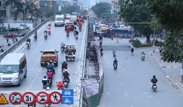 Phần đường tr&ecirc;n mặt cầu v&agrave; ph&iacute;a dưới được chắn t&ocirc;n để phục vụ thi c&ocirc;ng n&acirc;ng cấp. Việc n&agrave;y ảnh hưởng kh&ocirc;ng nhỏ đến giao th&ocirc;ng đi lại, một số phương tiện bị cấm nhất l&agrave; tacxi.