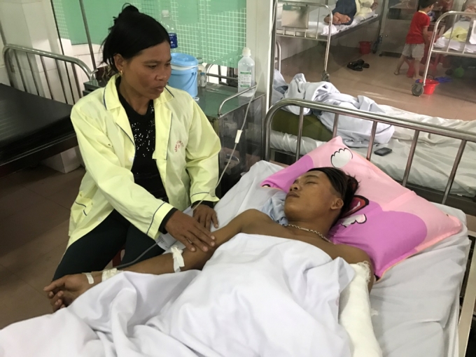 Đang đứng b&aacute;n m&iacute;a, anh Vương bất ngờ bị một nh&oacute;m thanh ni&ecirc;n mang theo hung kh&iacute; tấn c&ocirc;ng gục tại chỗ.