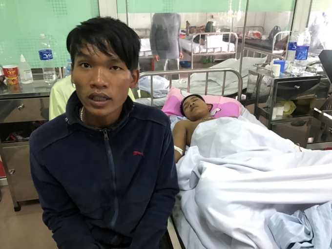 Bị chém gần rơi cánh tay khi đang đứng bán mía ở chợ