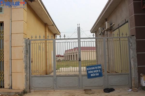 C&aacute;nh cổng v&agrave;o chợ lu&ocirc;n được đ&oacute;ng v&agrave; c&oacute; treo biển