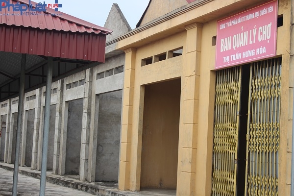 C&aacute;nh cửa ban quản l&yacute; chợ lu&ocirc;n được h&eacute; nhưng kh&ocirc;ng c&oacute; người.&nbsp;